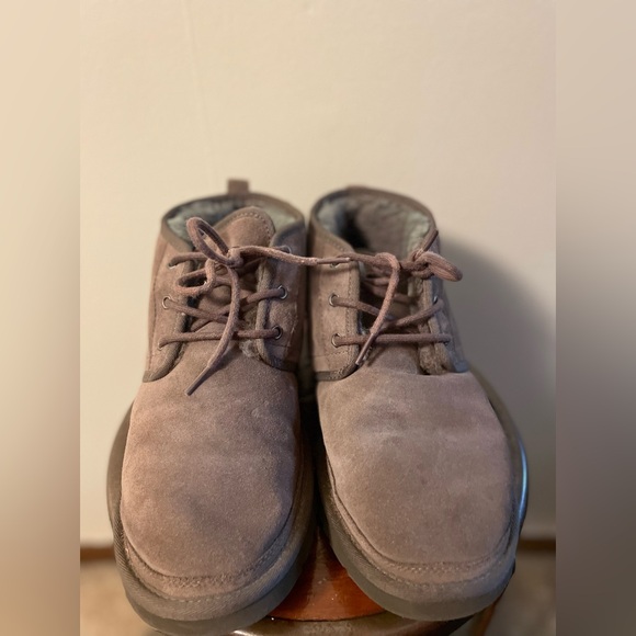 Men's UGG Neumel Classic Fur Lined Suede Lace-Up Chukka Boots. Charcoal - Picture 5 of 8